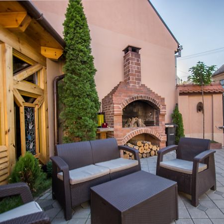 Noblesse Boutique Resort Sibiu Dış mekan fotoğraf The courtyard of the restaurant