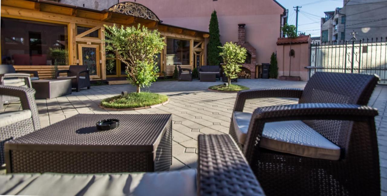 Noblesse Boutique Resort Sibiu Dış mekan fotoğraf The courtyard of the hotel