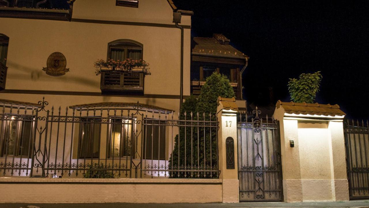 Noblesse Boutique Resort Sibiu Dış mekan fotoğraf A typical house in the city