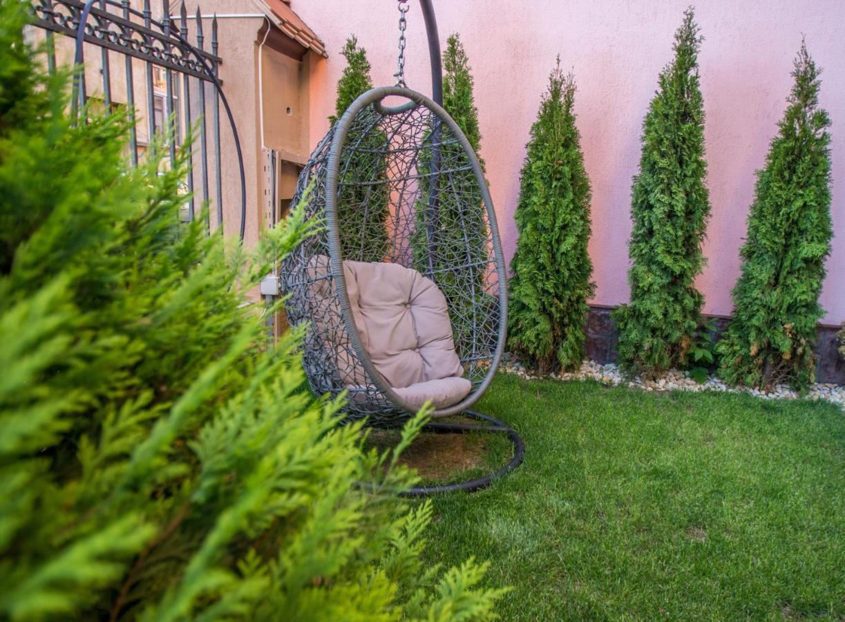 Noblesse Boutique Resort Sibiu Dış mekan fotoğraf A hanging chair