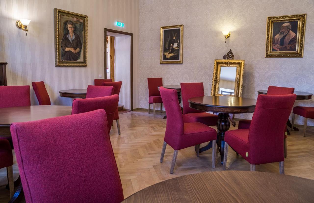 Noblesse Boutique Resort Sibiu Dış mekan fotoğraf The interior of the university library