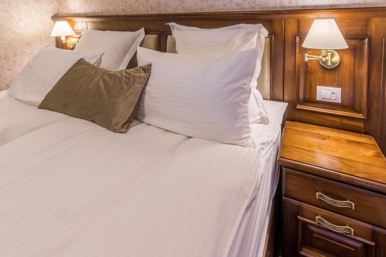Noblesse Boutique Resort Sibiu Dış mekan fotoğraf A bed with a headboard
