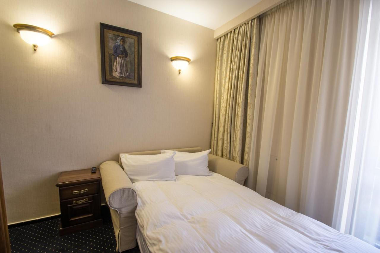 Noblesse Boutique Resort Sibiu Dış mekan fotoğraf A sofa bed