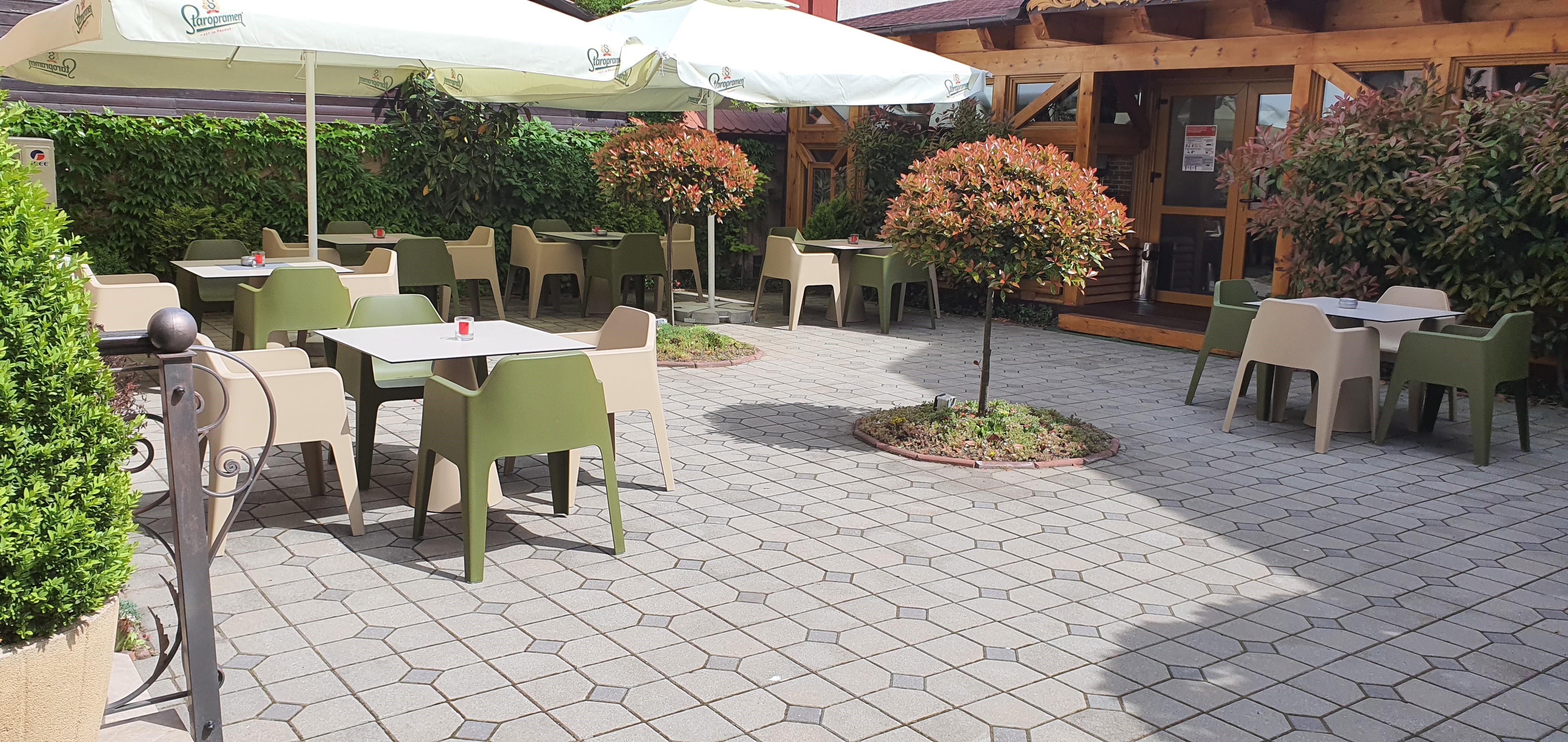 Noblesse Boutique Resort Sibiu Dış mekan fotoğraf A patio with a paving pattern