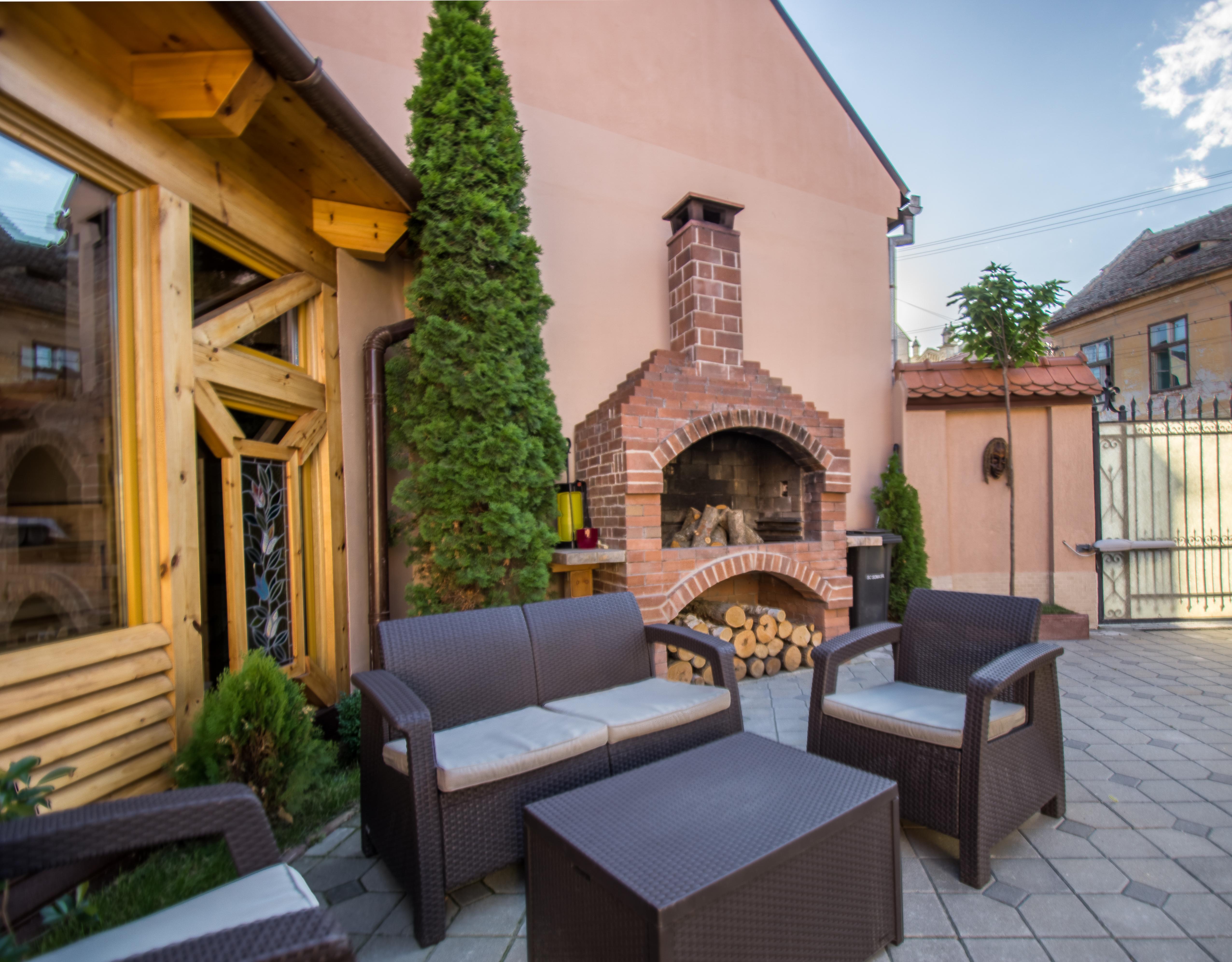 Noblesse Boutique Resort Sibiu Dış mekan fotoğraf The courtyard of the restaurant