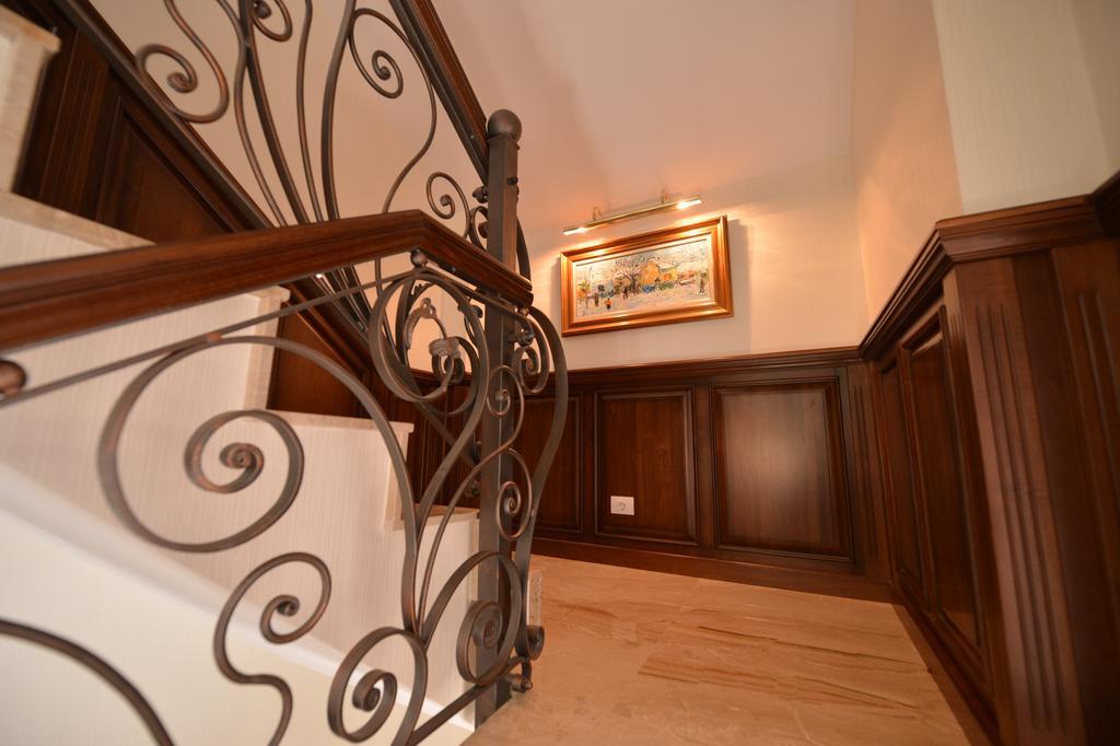 Noblesse Boutique Resort Sibiu Dış mekan fotoğraf Wainscoting in a home