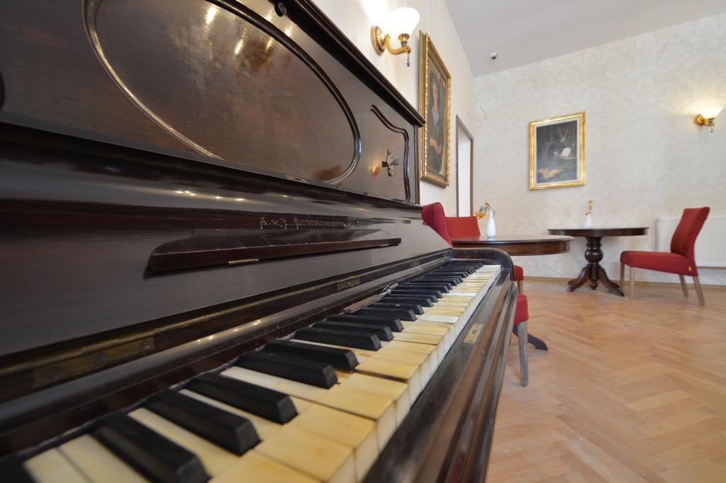 Noblesse Boutique Resort Sibiu Dış mekan fotoğraf The piano in the living room
