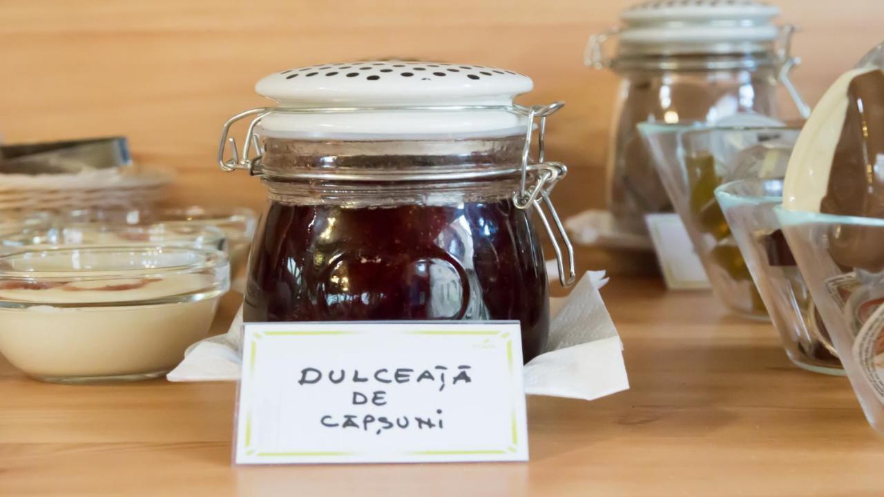 Noblesse Boutique Resort Sibiu Dış mekan fotoğraf A jar of capsună